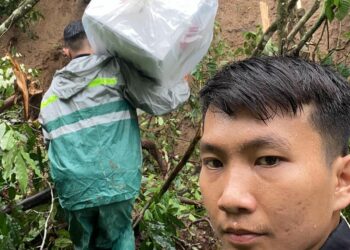 MEDAN BERAT: Personil keamanan mengangkat kotak hasil suara melewati Medan berat, Kamis (28/11/2024). (Foto Dok/ Polda Sumut)