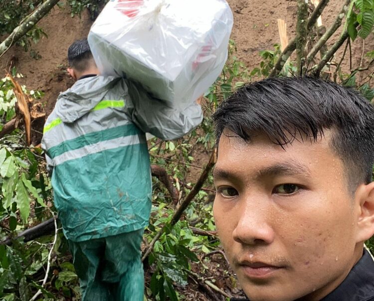 MEDAN BERAT: Personil keamanan mengangkat kotak hasil suara melewati Medan berat, Kamis (28/11/2024). (Foto Dok/ Polda Sumut)