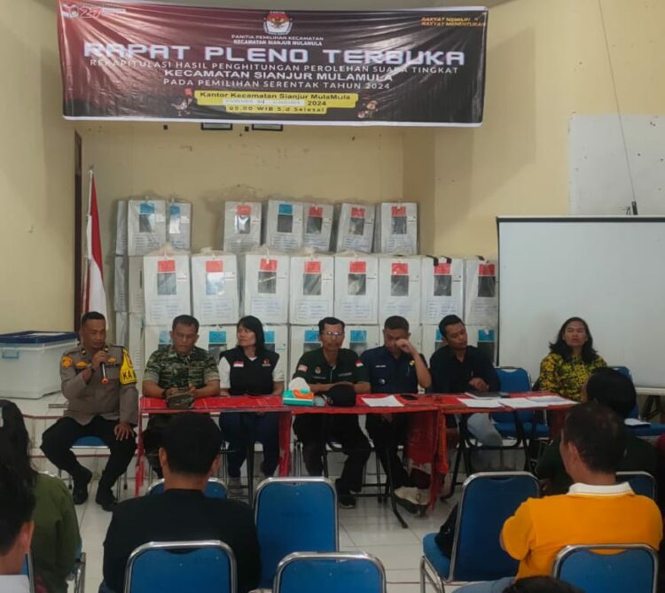 Polres Samosir bersama jajaran Polsek menggelar pengamanan ketat pada hari pertama Rapat Pleno Penghitungan Perolehan Suara tingkat kecamatan yang dilakukan oleh Panitia Pemilihan Kecamatan (PPK) dalam rangka Pilkada Serentak 2024 tingkat Kabupaten Samosir.