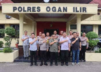 Tim Ba Intelkam Mabes Polri melakukan kunjungan ke Mapolres Ogan Ilir, Sumatera Selatan, dalam rangka memberikan asistensi untuk persiapan dan pengamanan Pilkada di Provinsi Sumsel. Kunjungan ini merupakan bagian dari upaya Polri untuk memastikan pelaksanaan Pilkada yang aman dan tertib, serta memberikan dukungan kepada jajaran kepolisian setempat, Kamis (28/11/2024).