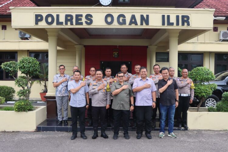 Tim Ba Intelkam Mabes Polri melakukan kunjungan ke Mapolres Ogan Ilir, Sumatera Selatan, dalam rangka memberikan asistensi untuk persiapan dan pengamanan Pilkada di Provinsi Sumsel. Kunjungan ini merupakan bagian dari upaya Polri untuk memastikan pelaksanaan Pilkada yang aman dan tertib, serta memberikan dukungan kepada jajaran kepolisian setempat, Kamis (28/11/2024).