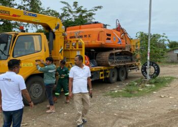 Forbes Cluster IV bersama masyarakat  Matangkuli, Aceh Utara memberhentikan atau menghadang Alat Berat dari Perusahaan PetroFlexx Prima Daya (PPD) di simpang Meunasah Meuria, sore hari, Jum'at, 29 November 2024.