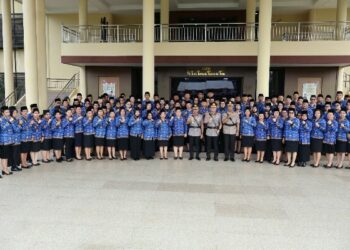 Upacara dipimpin oleh Kapolda Sulawesi Utara Irjen Pol Roycke Harry Langie, dan dihadiri oleh Wakapolda Brigjen Pol Bahagia Dachi, para PJU Polda, personel Polri serta seluruh PNS Polda Sulut dan jajaran.
