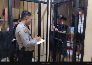 Personel Satuan Tugas (Sat Tahti) Polresta Manado melakukan pengecekan rutin terhadap tahanan di Rumah Tahanan (Rutan) Polresta Manado guna memastikan kondisi keamanan dan kenyamanan para tahanan, serta meminimalisir potensi gangguan keamanan, Jumat (29/11/2024).