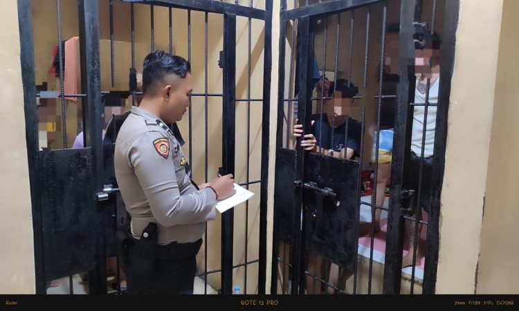 Personel Satuan Tugas (Sat Tahti) Polresta Manado melakukan pengecekan rutin terhadap tahanan di Rumah Tahanan (Rutan) Polresta Manado guna memastikan kondisi keamanan dan kenyamanan para tahanan, serta meminimalisir potensi gangguan keamanan, Jumat (29/11/2024).
