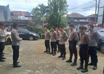 Apel Pers Pam yang dipimpin oleh Kepala Satuan Tugas (Kasatgas) AKP Lilik bersama Kapolsek Tombulu IPDA Nicky Winerungan. Apel tersebut bertujuan untuk meningkatkan kesiapsiagaan pengamanan di wilayah Tombulu, khususnya di sekitar PPK, Jumat (29/11/2024).