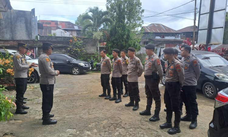 Apel Pers Pam yang dipimpin oleh Kepala Satuan Tugas (Kasatgas) AKP Lilik bersama Kapolsek Tombulu IPDA Nicky Winerungan. Apel tersebut bertujuan untuk meningkatkan kesiapsiagaan pengamanan di wilayah Tombulu, khususnya di sekitar PPK, Jumat (29/11/2024).
