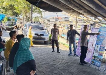 Polsek Tuminting kembali menggelar kegiatan “Jum’at Bacirita” di Kelurahan Sindulang Satu Lingkungan IV, Kecamatan Tuminting. Acara ini berlangsung pada pukul 09.00 WITA dan dipimpin langsung oleh Kapolsek Tuminting, IPTU Ronald V. Sabaja., Jumat (29/11/2024).