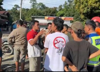 PROTES: Sejumlah sopir protes kepada petugas akibat beberapa hari belum bisa melewati jalur bekas longsor, Sabtu pagi (30/11/2024). (Foto Dok/ Polda Sumut)