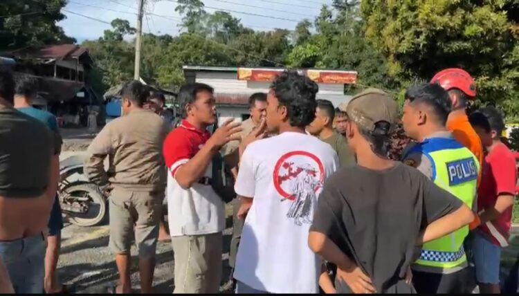 PROTES: Sejumlah sopir protes kepada petugas akibat beberapa hari belum bisa melewati jalur bekas longsor, Sabtu pagi (30/11/2024). (Foto Dok/ Polda Sumut)