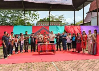 Kegiatan Gebyar Marsitutu Part III SMK N1 Simanindo dihadiri oleh Kapolsek Simanindo IPTU Ramadan Siregar, S.H., M.H, Kacabdis Wil VIII Balige, Kasi SMK, Komite Sekolah, MKKS SMA/SMK Kadisdik Samosir, Kadisbudpar Samosir, Blk Samosir, Camat Simanindo, Danramil Simanindo, Perwakilan Hotel, Perwakilan restoran, Perwakilan orang tua.