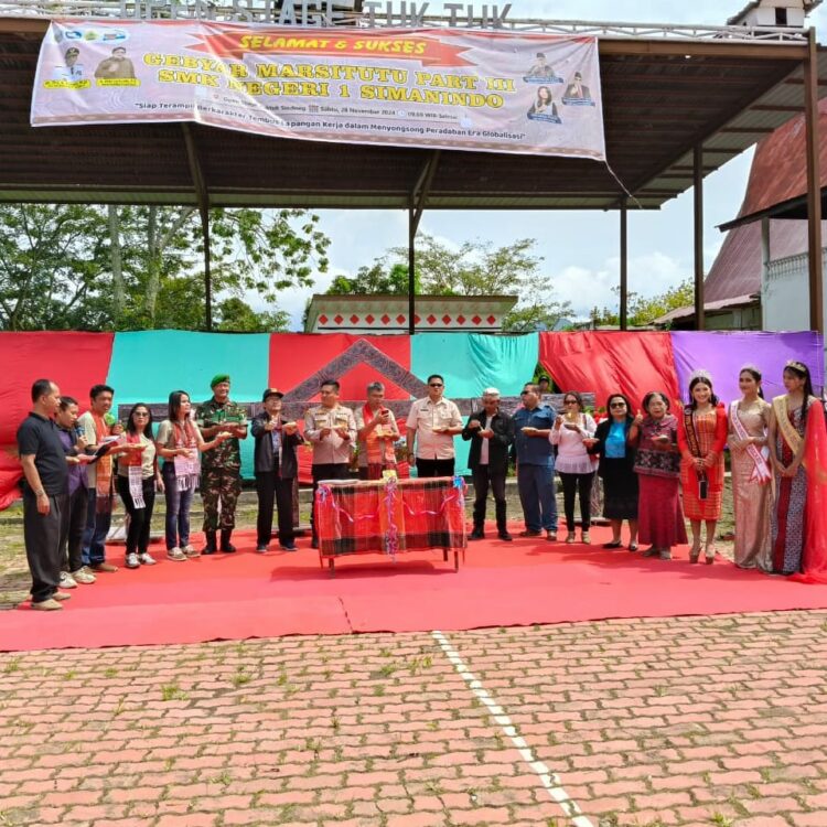 Kegiatan Gebyar Marsitutu Part III SMK N1 Simanindo dihadiri oleh Kapolsek Simanindo IPTU Ramadan Siregar, S.H., M.H, Kacabdis Wil VIII Balige, Kasi SMK, Komite Sekolah, MKKS SMA/SMK Kadisdik Samosir, Kadisbudpar Samosir, Blk Samosir, Camat Simanindo, Danramil Simanindo, Perwakilan Hotel, Perwakilan restoran, Perwakilan orang tua.