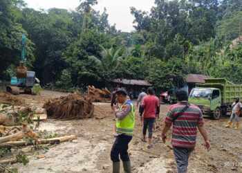TERUS BEKERJA: Personil Polda Sumut dan Tim gabungan lainnya masih bekerja secara intensif melakukan pembersihan material longsor, evakuasi kendaraan dan pencarian korban, Sabtu (30/11/2024). (Foto Dok/ Polda Sumut) 