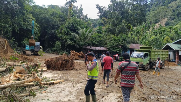 TERUS BEKERJA: Personil Polda Sumut dan Tim gabungan lainnya masih bekerja secara intensif melakukan pembersihan material longsor, evakuasi kendaraan dan pencarian korban, Sabtu (30/11/2024). (Foto Dok/ Polda Sumut) 