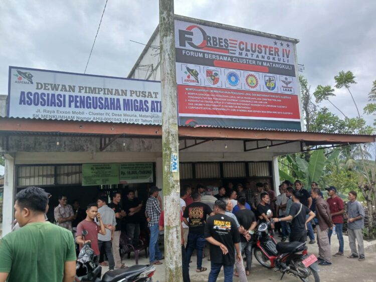 Alat berat milik Petroflexx Prima Daya (PPD) kembali dihadang oleh Forbes dan masyarakat Ring 1 Cluster IV Matangkuli Aceh Utara, Sabtu, 30 November 2024.