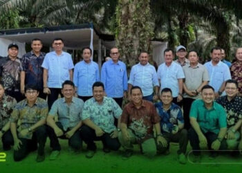 FOTO BERSAMA: Direktur Operasional PTPN IV PalmCo Rizal H. Damanik didampingi Region Head PTPN IV Regional II Darma Lessan, bersama SEVP Operation I Arief Subhan Siregar dan SEVP Operation II Dedy Gurning berfoto bersama jajaran PTPN IV Regional 2 di Kebun Gunung Bayu, Simalungun pada Jumat 15/11/2024. (Foto. Dok: PTPN IV)
