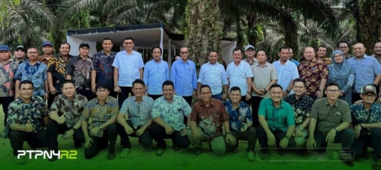 FOTO BERSAMA: Direktur Operasional PTPN IV PalmCo Rizal H. Damanik didampingi Region Head PTPN IV Regional II Darma Lessan, bersama SEVP Operation I Arief Subhan Siregar dan SEVP Operation II Dedy Gurning berfoto bersama jajaran PTPN IV Regional 2 di Kebun Gunung Bayu, Simalungun pada Jumat 15/11/2024. (Foto. Dok: PTPN IV)