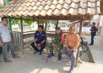 Personel Polsek Tanjung Batu melaksanakan pengamanan dalam kegiatan kampanye dialogis yang digelar oleh tim kampanye pasangan calon Bupati-Wakil Bupati Ogan Ilir nomor urut 1, Panca Ardani, di wilayah Kecamatan Tanjung Batu. Kampanye yang berlangsung di beberapa desa tersebut dihadiri oleh sekitar 50 warga setempat pada setiap lokasi kampanye, Rabu (30/10/2024).