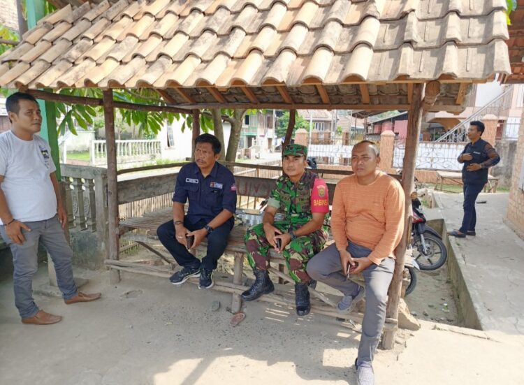 Personel Polsek Tanjung Batu melaksanakan pengamanan dalam kegiatan kampanye dialogis yang digelar oleh tim kampanye pasangan calon Bupati-Wakil Bupati Ogan Ilir nomor urut 1, Panca Ardani, di wilayah Kecamatan Tanjung Batu. Kampanye yang berlangsung di beberapa desa tersebut dihadiri oleh sekitar 50 warga setempat pada setiap lokasi kampanye, Rabu (30/10/2024).