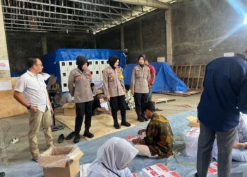 Sebanyak 15 personel dari Polres Lhokseumawe dikerahkan untuk mengamankan proses penyortiran dan pelipatan kertas suara yang berlangsung di Gudang Logistik Komisi Independen Pemilihan (KIP) Lhokseumawe. Pengamanan ini dimulai sejak 31 Oktober hingga 10 November 2024 guna memastikan seluruh tahapan berjalan lancar dan aman.