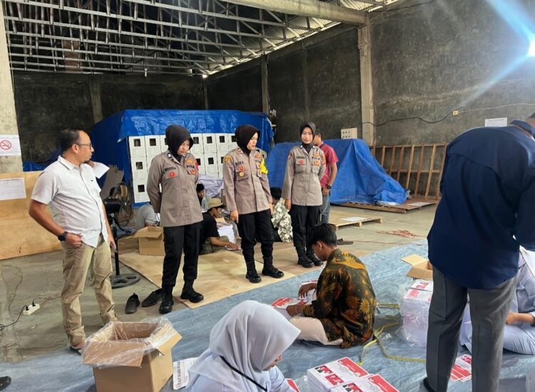 Sebanyak 15 personel dari Polres Lhokseumawe dikerahkan untuk mengamankan proses penyortiran dan pelipatan kertas suara yang berlangsung di Gudang Logistik Komisi Independen Pemilihan (KIP) Lhokseumawe. Pengamanan ini dimulai sejak 31 Oktober hingga 10 November 2024 guna memastikan seluruh tahapan berjalan lancar dan aman.