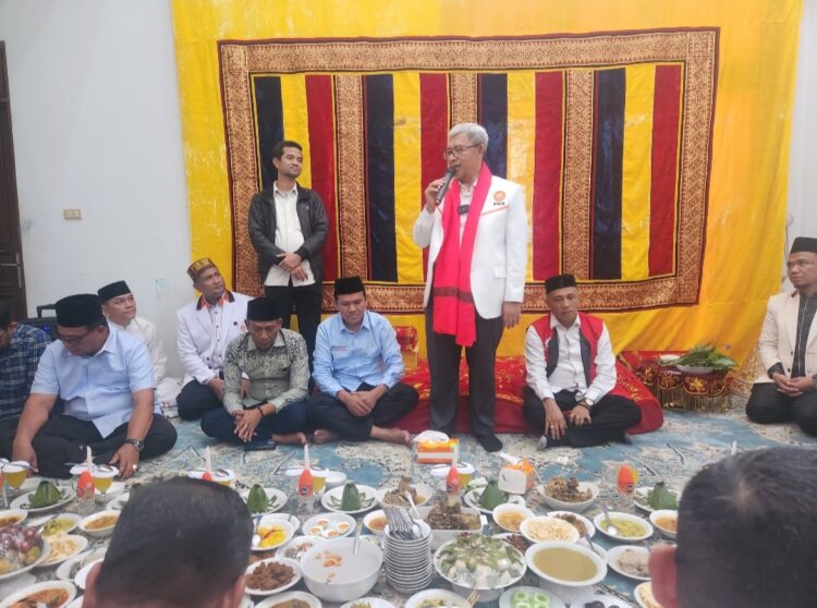 Plh Presiden PKS Ahmad Heryawan saat menyampaikan sambutanya di acara silaturahmi PKS dengan calon gubernur Aceh, Fadhlullah