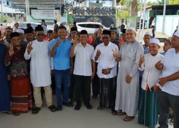 Calon Wakil Gubernur Aceh, Fadhlullah atau yang dikenal sebagai Dek Fadh, mengunjungi Dayah Istiqamatuddin Babul Jannah Serambi Aceh, yang berlokasi di Jl. Cot Bada - Lancok, pada Jumat, 8 November 2024. Kunjungan ini berlangsung dalam suasana silaturahmi, dihadiri oleh para santri, santriwati, dan dewan guru di dayah tersebut.