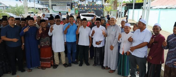 Calon Wakil Gubernur Aceh, Fadhlullah atau yang dikenal sebagai Dek Fadh, mengunjungi Dayah Istiqamatuddin Babul Jannah Serambi Aceh, yang berlokasi di Jl. Cot Bada - Lancok, pada Jumat, 8 November 2024. Kunjungan ini berlangsung dalam suasana silaturahmi, dihadiri oleh para santri, santriwati, dan dewan guru di dayah tersebut.