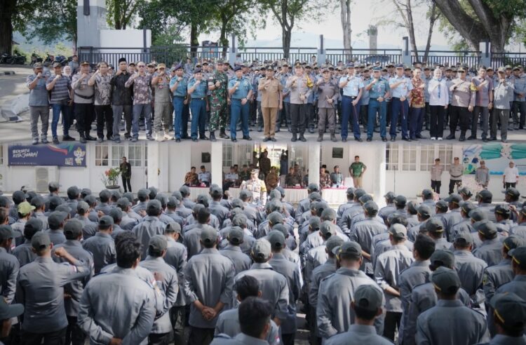 Pj Wali Kota Sabang Andri Nourman memimpin apel siaga Satuan Perlindungan Masyarakat (Satlinmas), pengamanan Pemilihan Kepala Daerah (Pilkada) serentak tahun 2024, di Halaman Kantor Wali Kota Sabang.