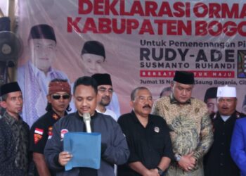Disaksikan Cabup Kabupaten Bogor Bapak Rudy Susmanto dalam Deklarasi Ormas Kab.Bogor (11 Ormas, BPPKB Jabar,KWB Kota Bogor,IKADI Kota Bogor,Forkabi Kota Bogor,Salimah Kota Bogor,GBC Kàb.Bogor,Gema Keadilan Kab.Bogor,Paguyuban LPM Kota Bogor,Paguyuban RT/RW Kota Bogor,Purnawirawan TNI/Polri. (Foto. Dok/RH /Mitrapolri.com/15/11/2024)