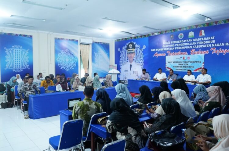 Dinas Pemberdayaan Masyarakat Gampong Pengendalian Penduduk dan Pemberdayaan Perempuan (DPMGP4) menggelar Rapat Koordinasi Tim Percepatan Penurunan Stunting (TPPS) tingkat kabupaten. Kegiatan yang dilaksanakan di Aula Sasana Praja DPMGP4 pada Jumat, 15 November 2024, dibuka oleh Penjabat (Pj) Bupati Nagan Raya, Dr. Iskandar, AP, yang diwakili oleh Asisten Perekonomian dan Pembangunan, Amran Yunus, S.P., M.T.