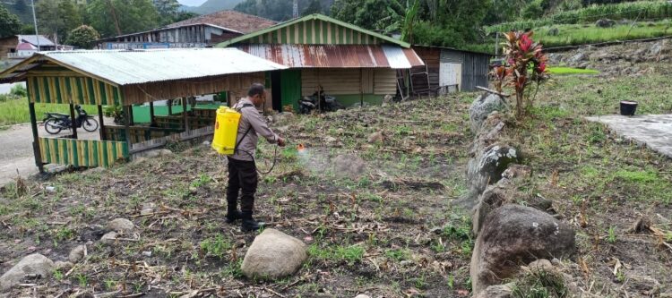 Brigadir Polisi (BrigPol) JF Sinurat, personel Bhabinkamtibmas dari Polsek Harian Polres Samosir, melaksanakan kegiatan lapangan dan pendataan di Desa Binaan Turpuk Sihotang Kecamatan Harian Kabupaten Samosir. Kegiatan ini bertujuan mendorong pemanfaatan lahan kosong yang dimiliki warga untuk meningkatkan ketahanan pangan di wilayah tersebut.