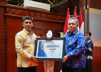Penghargaan itu diserahkan Komisioner Komisi Informasi Pusat Bidang Penyelesaian Sengketa Informasi Publik, Syawaluddin kepada Pj Sekretaris Daerah Kota Sabang Irfani, pada Malam Anugerah Keterbukaan Informasi Publik 2024, yang digelar di Anjong Mon Mata Banda Aceh, Selasa (19/11) malam.