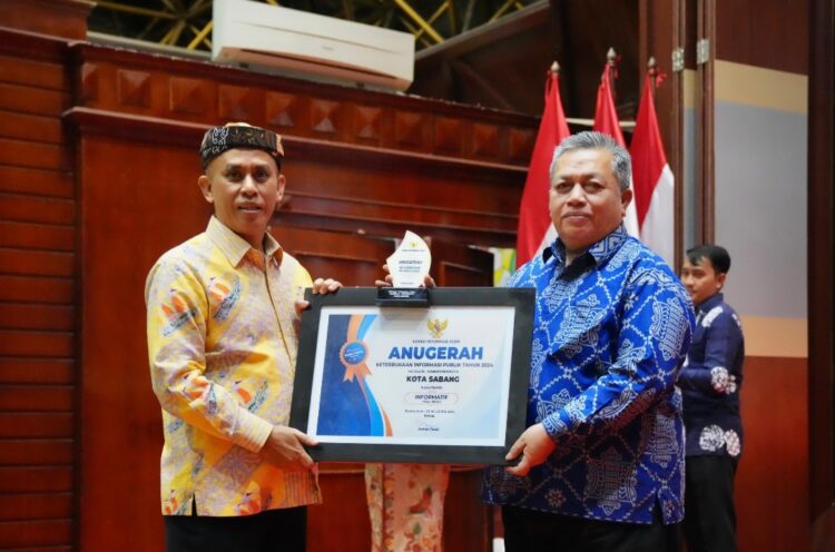 Penghargaan itu diserahkan Komisioner Komisi Informasi Pusat Bidang Penyelesaian Sengketa Informasi Publik, Syawaluddin kepada Pj Sekretaris Daerah Kota Sabang Irfani, pada Malam Anugerah Keterbukaan Informasi Publik 2024, yang digelar di Anjong Mon Mata Banda Aceh, Selasa (19/11) malam.