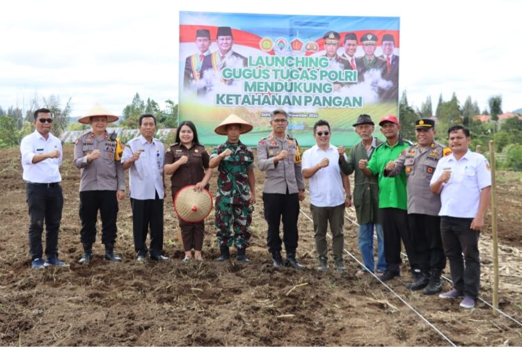 Kapolres Dairi, AKBP Agus Bahari, P.A, SIK, SH, M.Si bersama forkopimda menggelar program ketahanan pangan dalam rangka pemulihan ekonomi di Desa Sitinjo II Kecamatan Sitinjo Kabupaten Dairi. Rabu (20/11/2024).