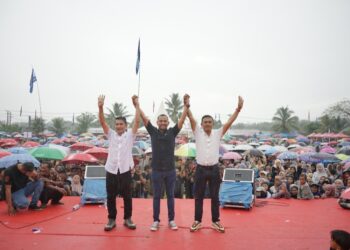 Puluhan ribu warga Nagan Raya memadati lokasi kampanye akbar pasangan calon Bupati dan Wakil Bupati, Jonniadi dan Zaini Mantri Doi di Lapangan Alue Bilie, Sabtu (23/11/24).