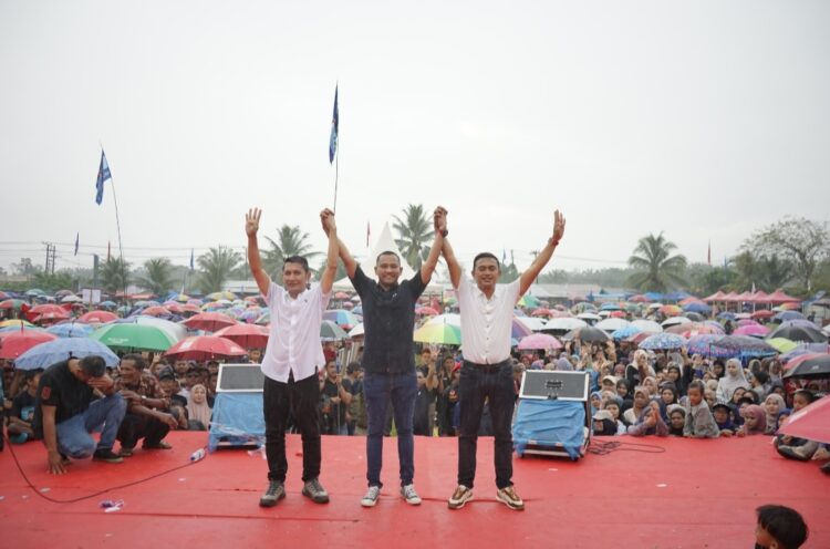 Puluhan ribu warga Nagan Raya memadati lokasi kampanye akbar pasangan calon Bupati dan Wakil Bupati, Jonniadi dan Zaini Mantri Doi di Lapangan Alue Bilie, Sabtu (23/11/24).