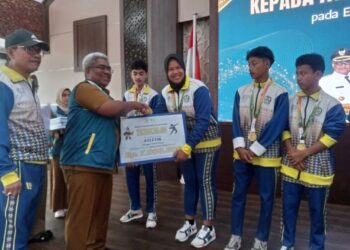 Penjabat Bupati Aceh Utara Dr Mahyuzar, MSi, menyerahkan bonus hadiah untuk 31 atlet berprestasi peraih medali pada even olahraga Pekan Olahraga Pelajar Daerah (POPDA) Aceh XVII tahun 2024. Sebanyak 31 atlet peraih medali tersebut, masing-masing sebanyak 17 atlet peraih medali emas, 6 orang peraih medali perak dan 8 orang peraih medali perunggu