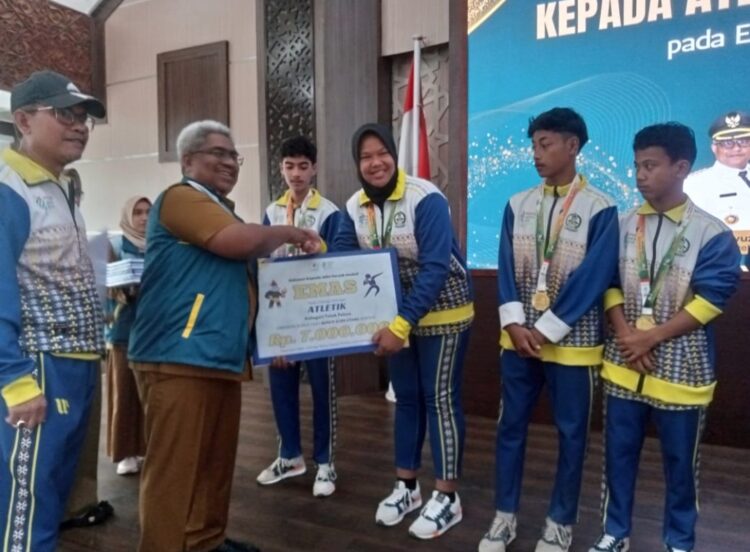 Penjabat Bupati Aceh Utara Dr Mahyuzar, MSi, menyerahkan bonus hadiah untuk 31 atlet berprestasi peraih medali pada even olahraga Pekan Olahraga Pelajar Daerah (POPDA) Aceh XVII tahun 2024. Sebanyak 31 atlet peraih medali tersebut, masing-masing sebanyak 17 atlet peraih medali emas, 6 orang peraih medali perak dan 8 orang peraih medali perunggu