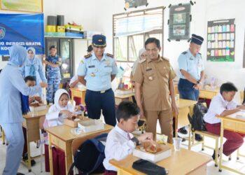 Diinisiasi Lanud Maimun Saleh Sabang berkolaborasi dengan Pemerintah Kota Sabang, pelaksanaan simulasi uji coba makan bergizi gratis berjalan lancar dan disambut antusiasme anak-anak di dua sekolah tersebut.