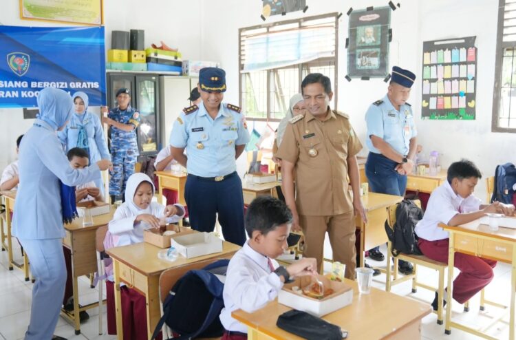Diinisiasi Lanud Maimun Saleh Sabang berkolaborasi dengan Pemerintah Kota Sabang, pelaksanaan simulasi uji coba makan bergizi gratis berjalan lancar dan disambut antusiasme anak-anak di dua sekolah tersebut.