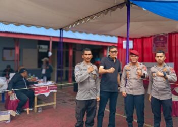 Personel Polres Samosir dan BKO Polda Sumut amankan proses pencoblosan kepada warga yang tidak dapat datang ke TPS karena sakit dan karena alasan lainnya tidak dapat meninggalkan rumahnya untuk datang ke TPS.