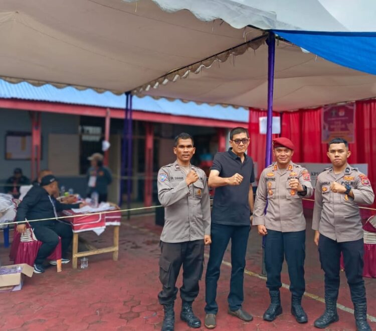 Personel Polres Samosir dan BKO Polda Sumut amankan proses pencoblosan kepada warga yang tidak dapat datang ke TPS karena sakit dan karena alasan lainnya tidak dapat meninggalkan rumahnya untuk datang ke TPS.