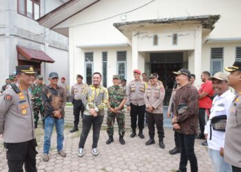 Kombes Joko Krisdiyanto bersama Kapolres Lhokseumawe AKBP Henki Ismanto, memastikan pergeseran kotak suara dari PPS ke KPPS aman dan kondusif.