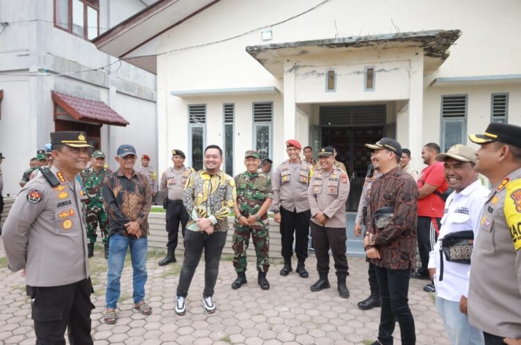 Kombes Joko Krisdiyanto bersama Kapolres Lhokseumawe AKBP Henki Ismanto, memastikan pergeseran kotak suara dari PPS ke KPPS aman dan kondusif.
