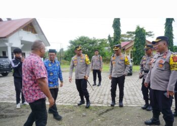 Pamatwil Operasi Mantap Praja Seulawah 2024 Polda Aceh, Kombes Pol Joko Krisdiyanto, bersama Kapolres Lhokseumawe, AKBP Henki Ismanto, memantau langsung jalannya rapat pleno terbuka rekapitulasi hasil penghitungan perolehan suara Pilkada 2024 di sejumlah kecamatan di wilayah hukum Polres Lhokseumawe, Jumat (29/11/2024).