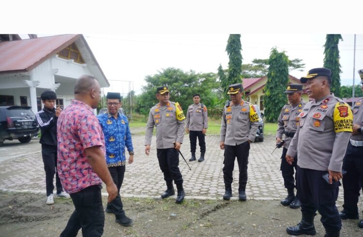 Pamatwil Operasi Mantap Praja Seulawah 2024 Polda Aceh, Kombes Pol Joko Krisdiyanto, bersama Kapolres Lhokseumawe, AKBP Henki Ismanto, memantau langsung jalannya rapat pleno terbuka rekapitulasi hasil penghitungan perolehan suara Pilkada 2024 di sejumlah kecamatan di wilayah hukum Polres Lhokseumawe, Jumat (29/11/2024).