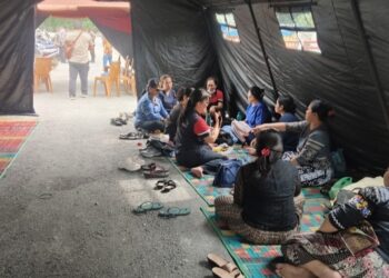 POSKO TERPADU: Warga yang terdampak bencana longsor di Desa Sembahe, Kecamatan Sibolangit, Deliserdang beristirahat di posko terpadu penanggulangan yang didirikan Polrestabes Medan dan pihak terkait, Jumat (29/11/2024).(Foto Dok/Polrestabes)