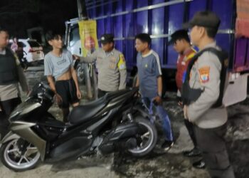 Polsek Pineleng menggelar operasi bertajuk “Sibulan” (Sikat Pemabuk Jalanan) pada Sabtu malam. Operasi ini menyasar para pemabuk yang kerap meresahkan warga di wilayah Pineleng, Sabtu (2/11/2024).