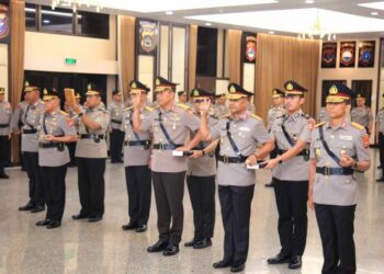 Kapolri Jenderal Listyo Sigit Prabowo memimpin upacara serah terima jabatan (sertijab) Kapolda dan beberapa Pati Polri. Kegiatan berlangsung di Gedung Rupatama Mabes Polri, Jumat (29/11/2024).